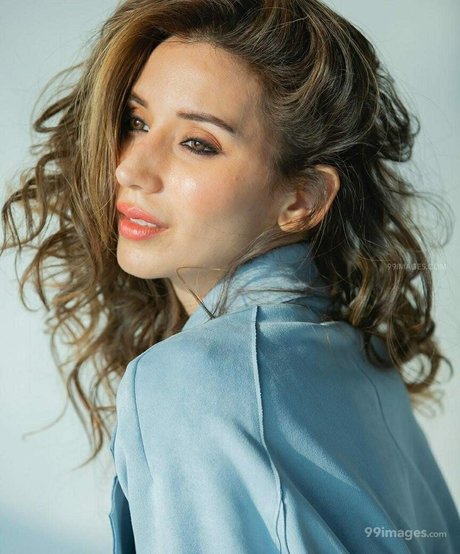 Heli Daruwala pornographic model galleries