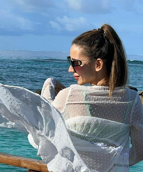 Heli Daruwala beautiful actress archive