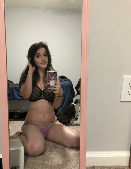 CaseyTasty model xxx pic