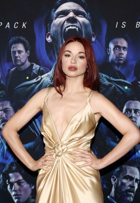 Crystal Reed sexy actress galleries