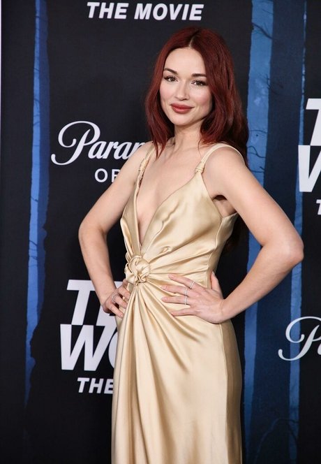 Crystal Reed model hot pics