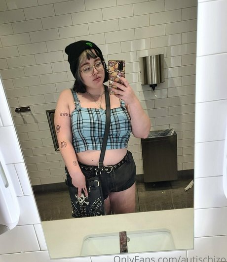 autischizo adult model photo