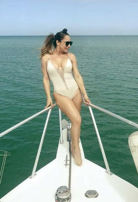 Lis Vega model adult photo