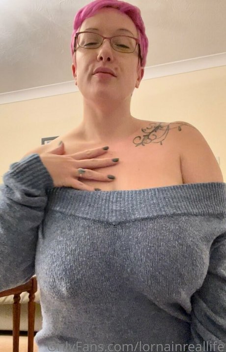 colourful cougar model hot pic