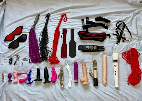 colourful cougar naked model img