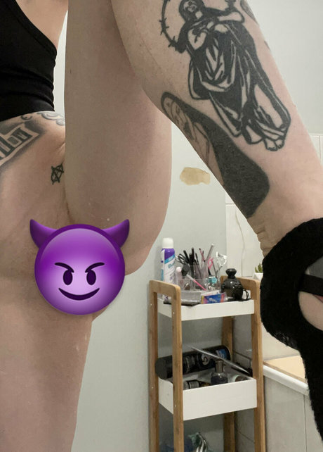 ladyluciferfree sexy model image