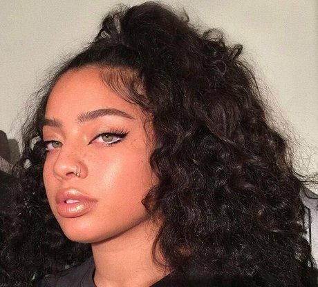 Kiana Lede beautiful star images