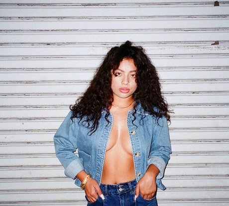 Kiana Lede model hot pic