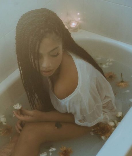 Kiana Lede sex model image