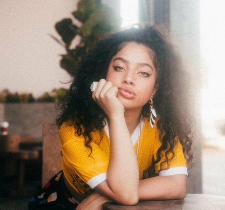 Kiana Lede erotic model image