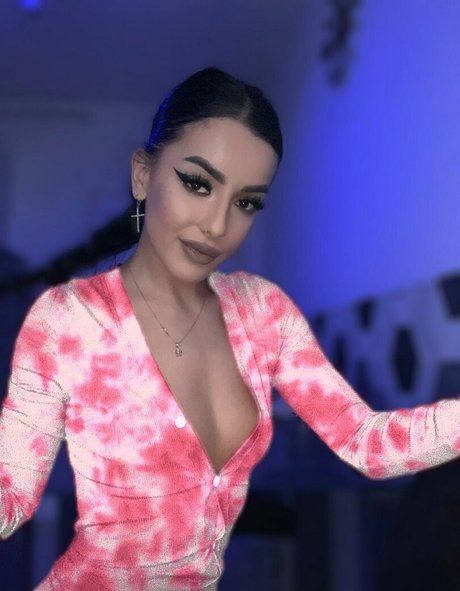 Medeea Larisa naked model picture