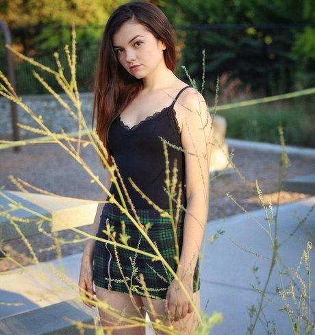 Minakess porn actress image