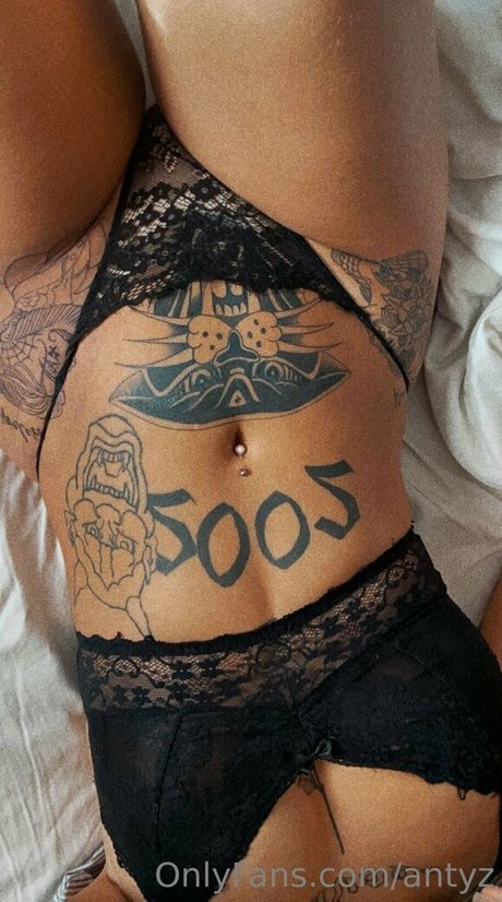 antyz star naked photo