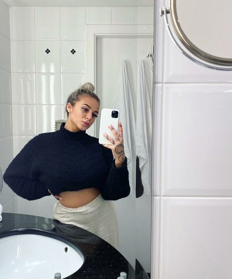 Andelika model nude pics