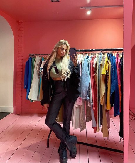 Andelika art star photos