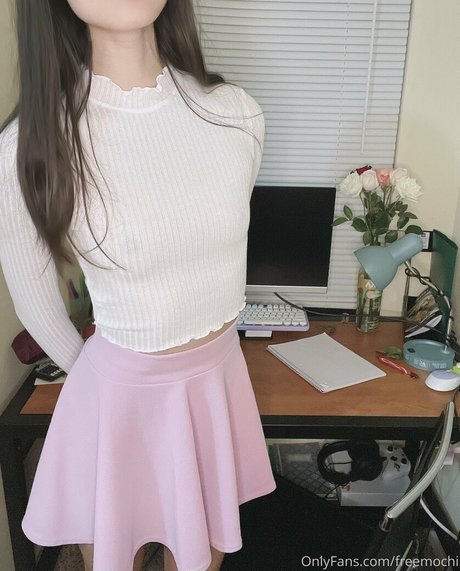 mochigonemild naked model image