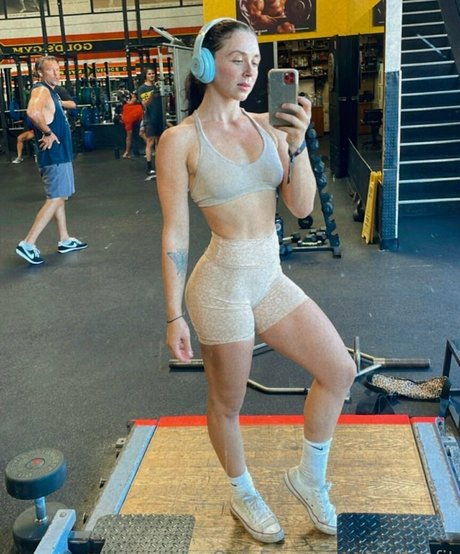 mollygfit star top pic