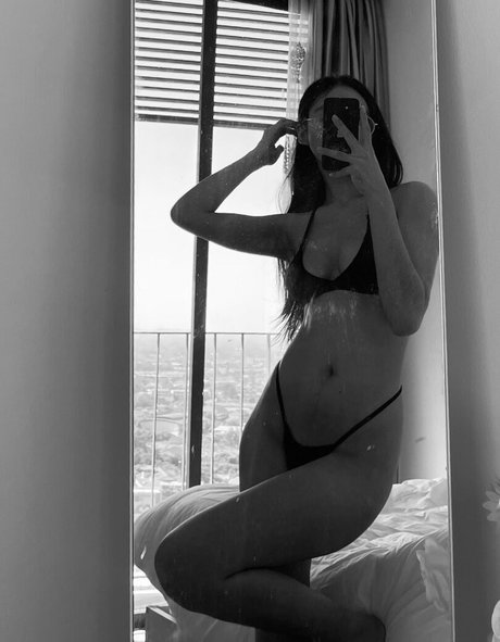 GGoldenbee model erotic photos