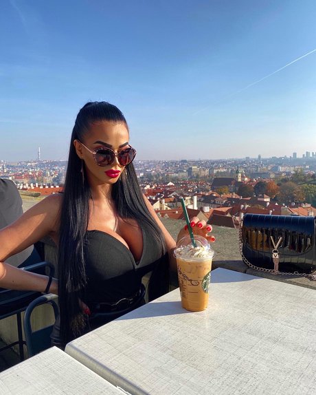 Adriane Linn model naked photo