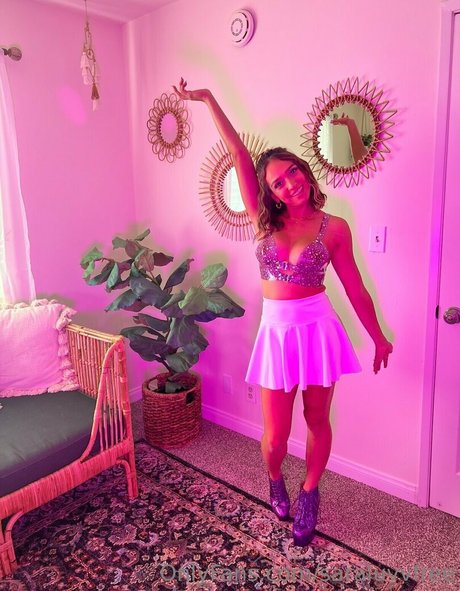 saraluvvfree nude model photos