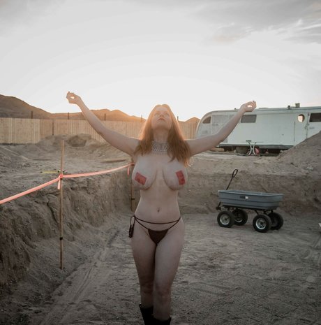 Carrie Keagen hot star gallery