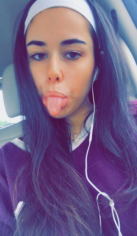 Nerdysara nude model picture