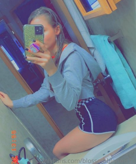 blossomblooms71 hot model picture