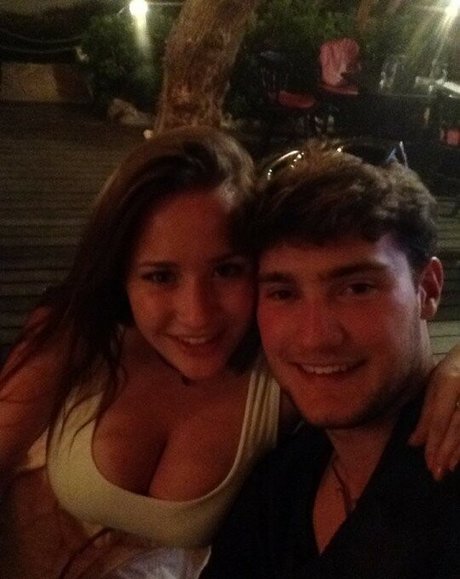 Maton Twins star pornographic pictures