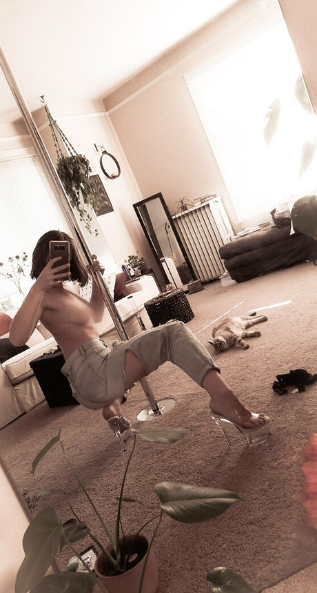 pinkmynk pretty model image