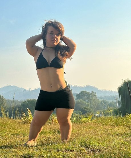 Jomini Dancer model sexy image