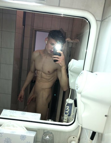 lucashallfree model free photo