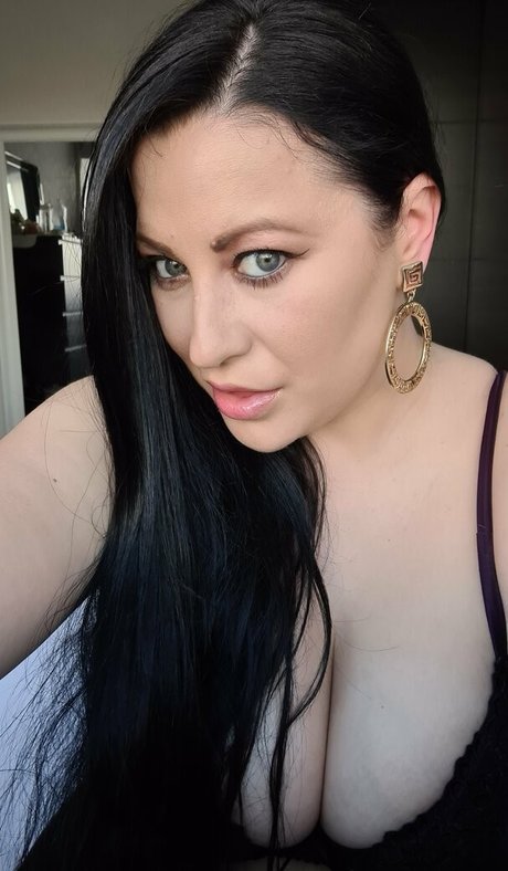 larajadedeene model photo