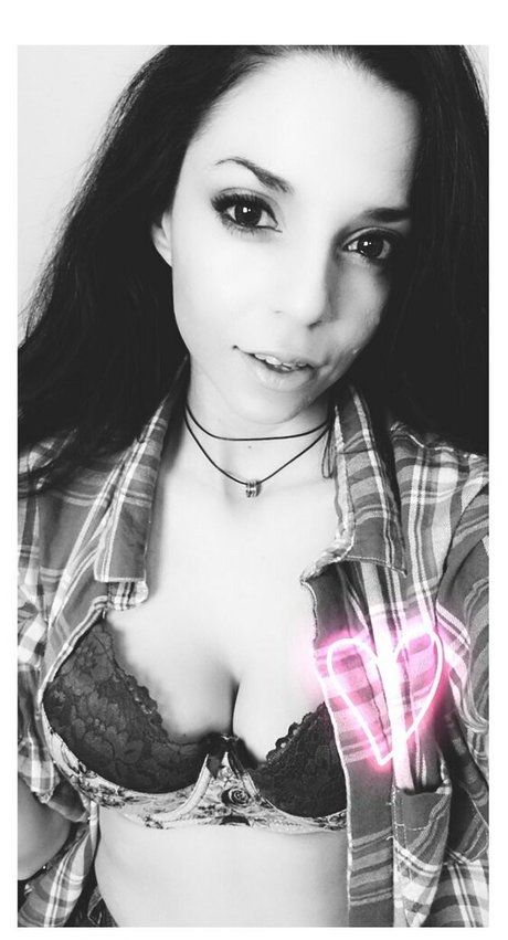 kit katterson freebies beautiful model pic