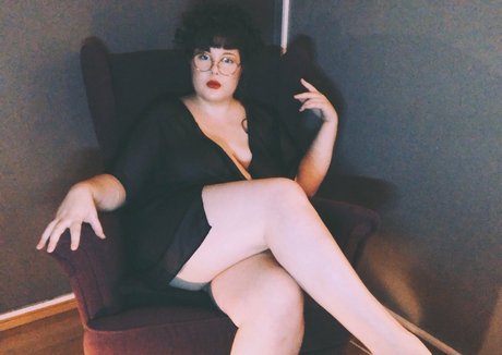 adinaanger model hd image