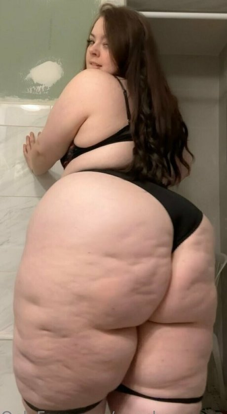 peacchyqueenn nudes model img