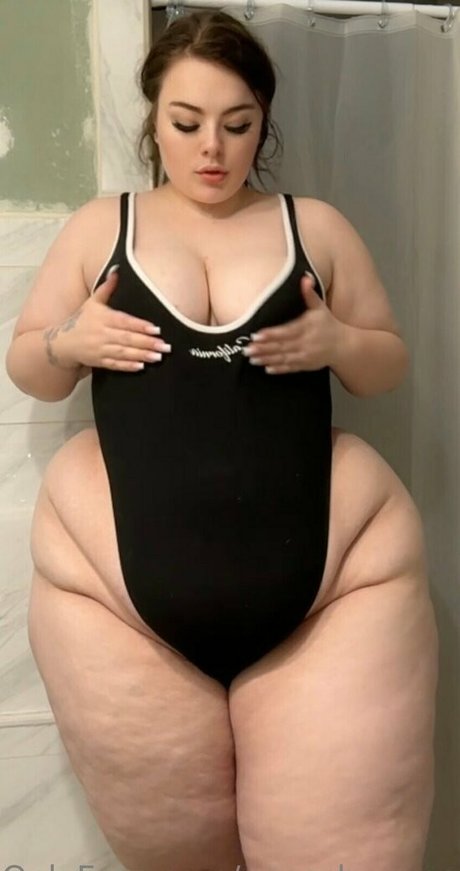 peacchyqueenn model naked pic