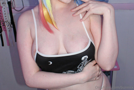 bunniix nudes model img