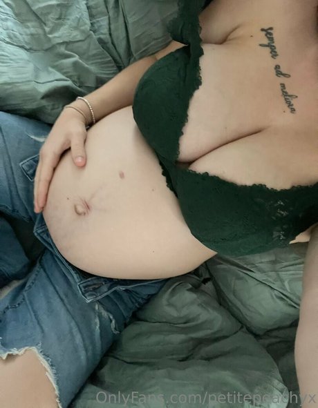 petitepeachyx naked pornstar archive