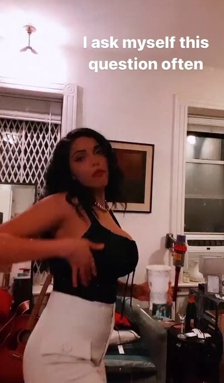 Tara Yazdi nice star pics