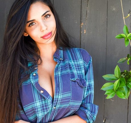 Tara Yazdi model adult image