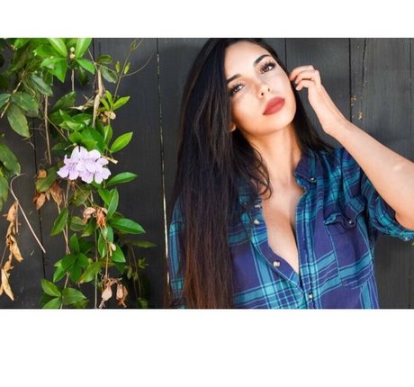 Tara Yazdi perfect model pictures