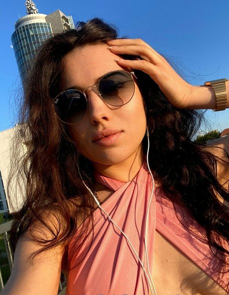 karaxaen model sexy pic