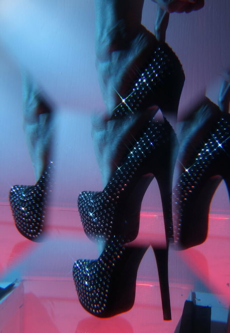 hollygraphixxx pretty model pic