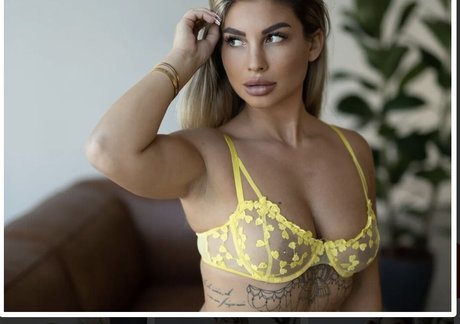 Kim Famous top model pictures