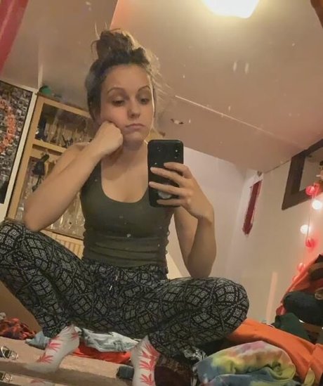 Silenced Hippie star nude gallery