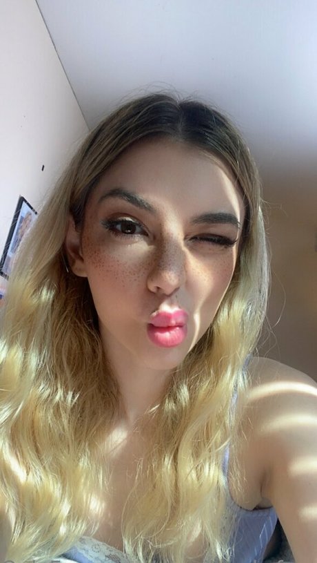 demihawksfree model naked picture