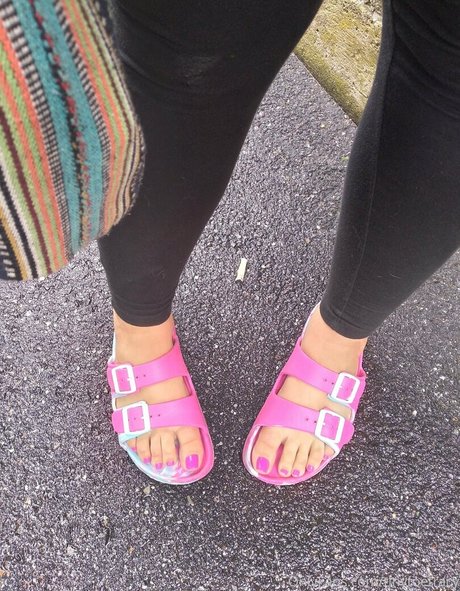 tinytoetracy model nude photo