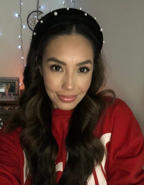 All Bella adult model image