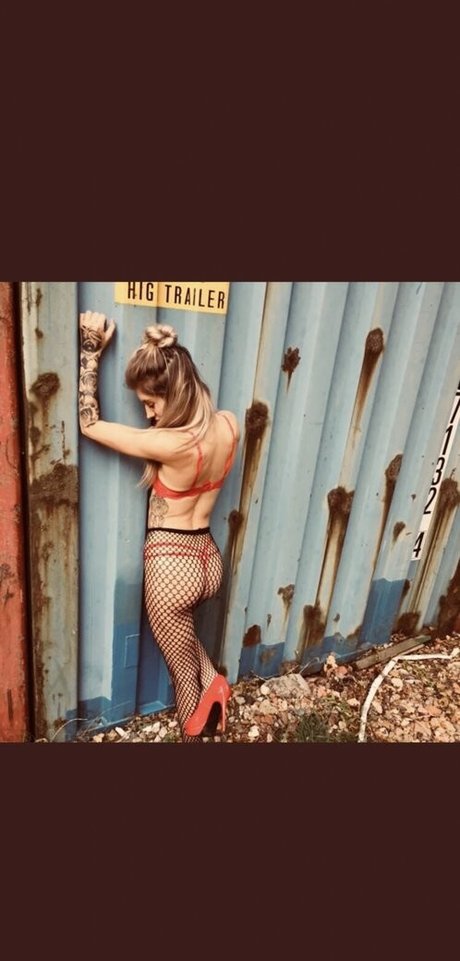 Holly Handles porn actress pics