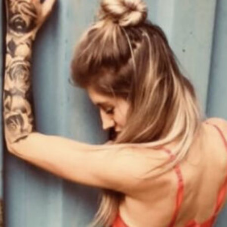 Holly Handles exclusive actress pic